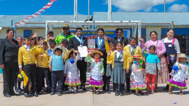 Municipalidad de Puno felicita a Institución Educativa integrada "Utawilaya" por sus XXXV Aniversario de vida institucional