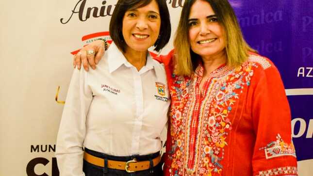 La alcaldesa Janet Cubas junto a Tania Libertad