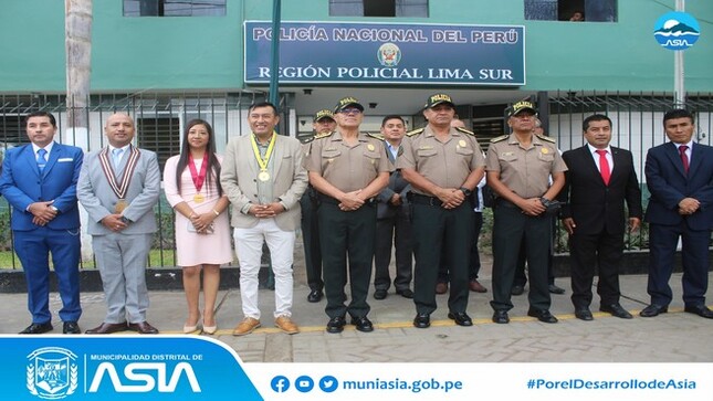 El alcalde Isaias Alcántara Malasquez, participó del izamiento del pabellón nacional denominado “Lunes Patriótico” en San Vicente de Cañete, donde contó con la presencia del Comandante General de la Policía Nacional del Perú, el General Víctor José Zanabria Angulo, quien respaldo el trabajo del General PNP Manuel Elías Lozada Morales, jefe de la Región Policial Lima Sur.
Asimismo, el alcalde manifestó su respaldo al General Lozada Morales, por el arduo trabajo que viene realizando en la seguridad ciudadana de nuestra provincia, agradeciendo también la labor policial en nuestro distrito.
#MunicipalidadDistritalDeAsia
#PorelDesarrollodeAsia
#IsaiasAlcantaraAlcaldedeAsia