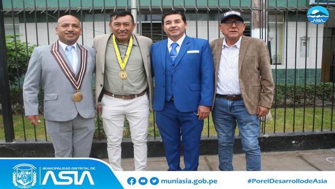 El alcalde Isaias Alcántara Malasquez, participó del izamiento del pabellón nacional denominado “Lunes Patriótico” en San Vicente de Cañete, donde contó con la presencia del Comandante General de la Policía Nacional del Perú, el General Víctor José Zanabria Angulo, quien respaldo el trabajo del General PNP Manuel Elías Lozada Morales, jefe de la Región Policial Lima Sur.
Asimismo, el alcalde manifestó su respaldo al General Lozada Morales, por el arduo trabajo que viene realizando en la seguridad ciudadana de nuestra provincia, agradeciendo también la labor policial en nuestro distrito.
#MunicipalidadDistritalDeAsia
#PorelDesarrollodeAsia
#IsaiasAlcantaraAlcaldedeAsia