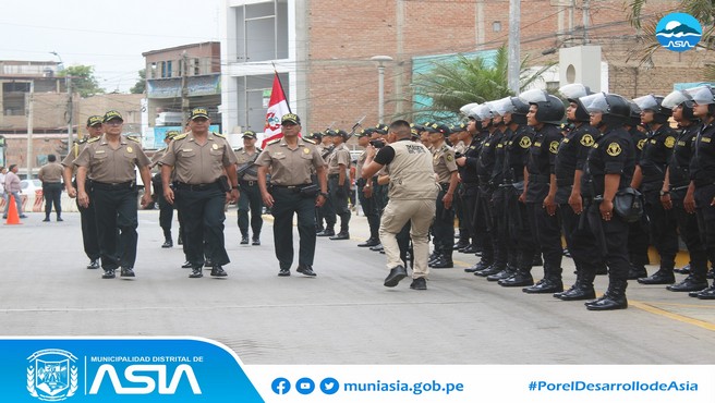 El alcalde Isaias Alcántara Malasquez, participó del izamiento del pabellón nacional denominado “Lunes Patriótico” en San Vicente de Cañete, donde contó con la presencia del Comandante General de la Policía Nacional del Perú, el General Víctor José Zanabria Angulo, quien respaldo el trabajo del General PNP Manuel Elías Lozada Morales, jefe de la Región Policial Lima Sur.
Asimismo, el alcalde manifestó su respaldo al General Lozada Morales, por el arduo trabajo que viene realizando en la seguridad ciudadana de nuestra provincia, agradeciendo también la labor policial en nuestro distrito.
#MunicipalidadDistritalDeAsia
#PorelDesarrollodeAsia
#IsaiasAlcantaraAlcaldedeAsia