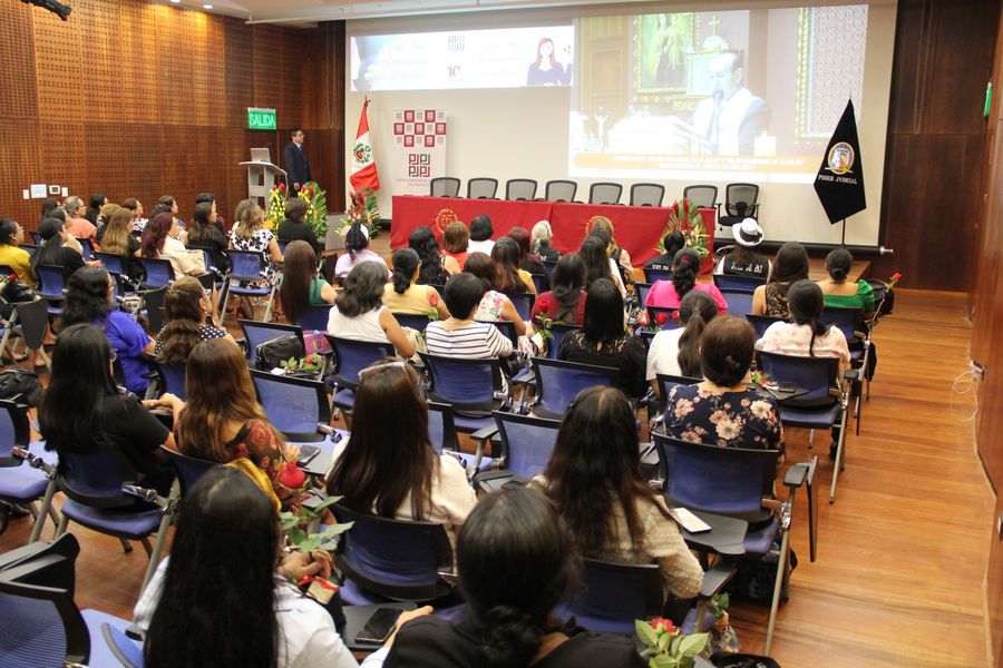 A la conferencia asistieron juezas y servidoras jurisdiccionales que compartieron momentos gratos mediante dinámicas grupales que les permitieron meditar sobre su proyecto de vida. Posterior a la charla se presentaron números artísticos.