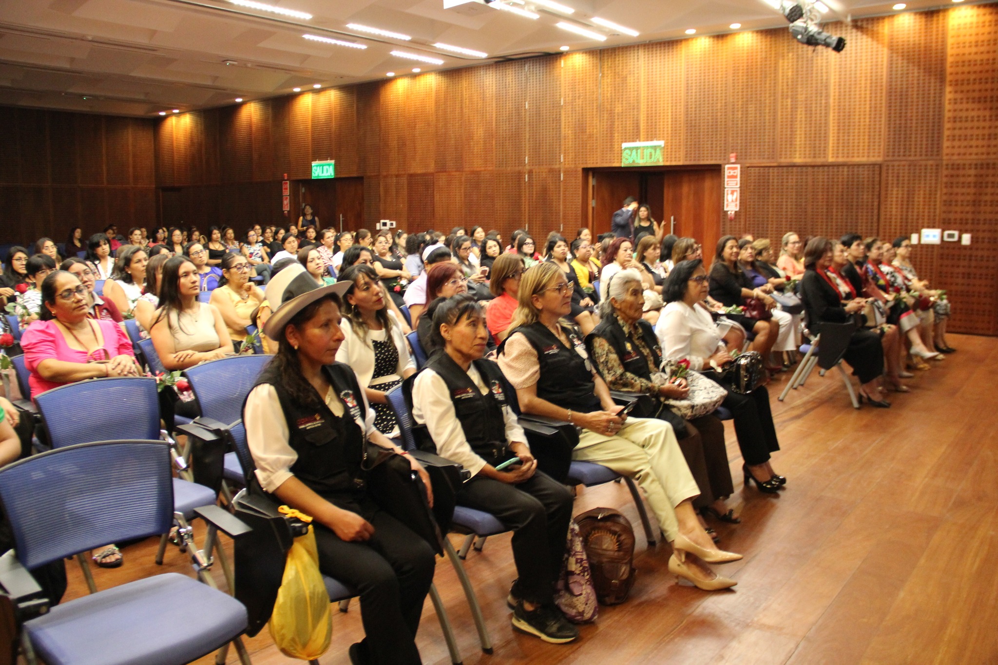 A la conferencia asistieron juezas y servidoras jurisdiccionales que compartieron momentos gratos mediante dinámicas grupales que les permitieron meditar sobre su proyecto de vida. Posterior a la charla se presentaron números artísticos.