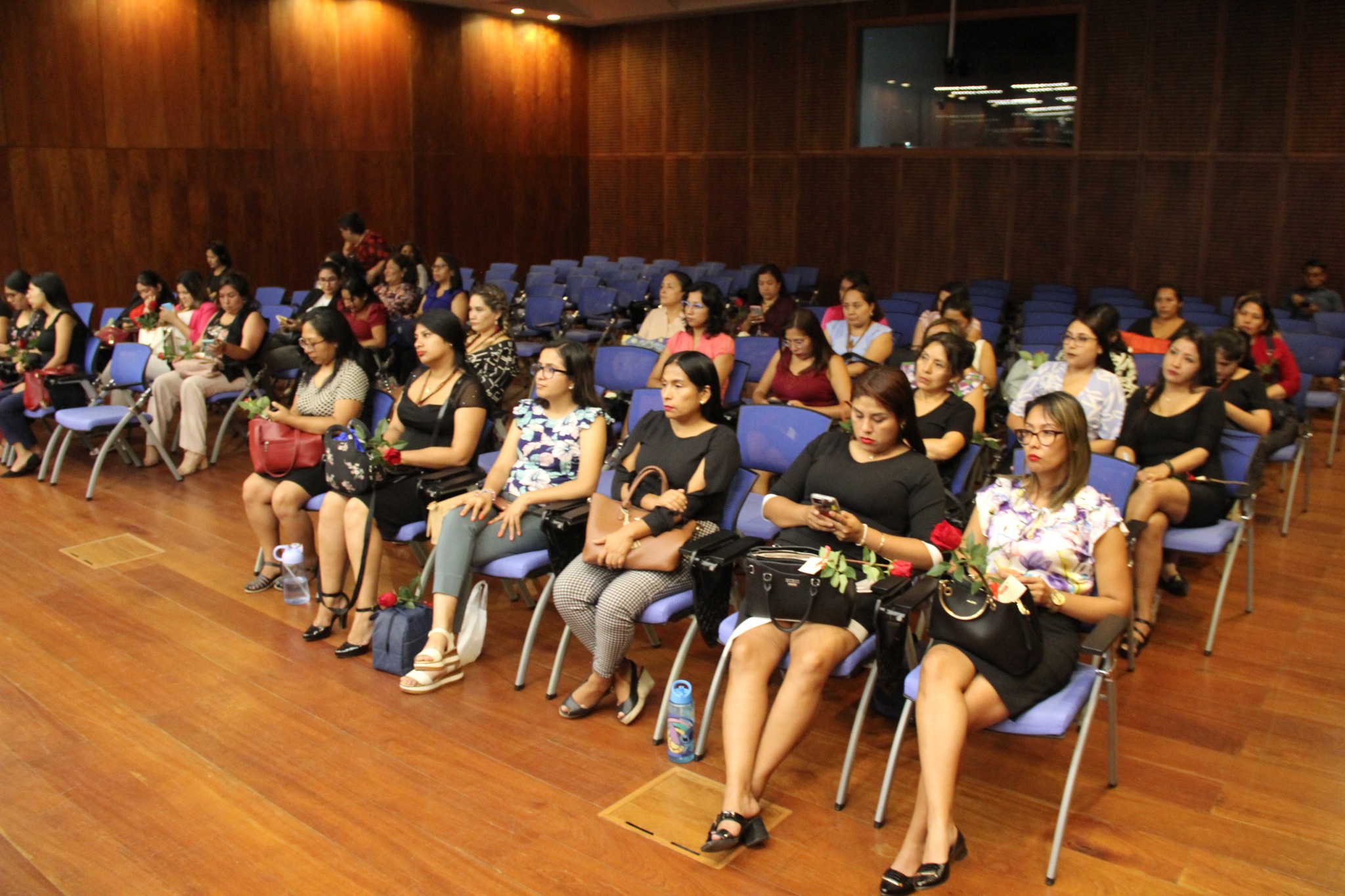 A la conferencia asistieron juezas y servidoras jurisdiccionales que compartieron momentos gratos mediante dinámicas grupales que les permitieron meditar sobre su proyecto de vida. Posterior a la charla se presentaron números artísticos.