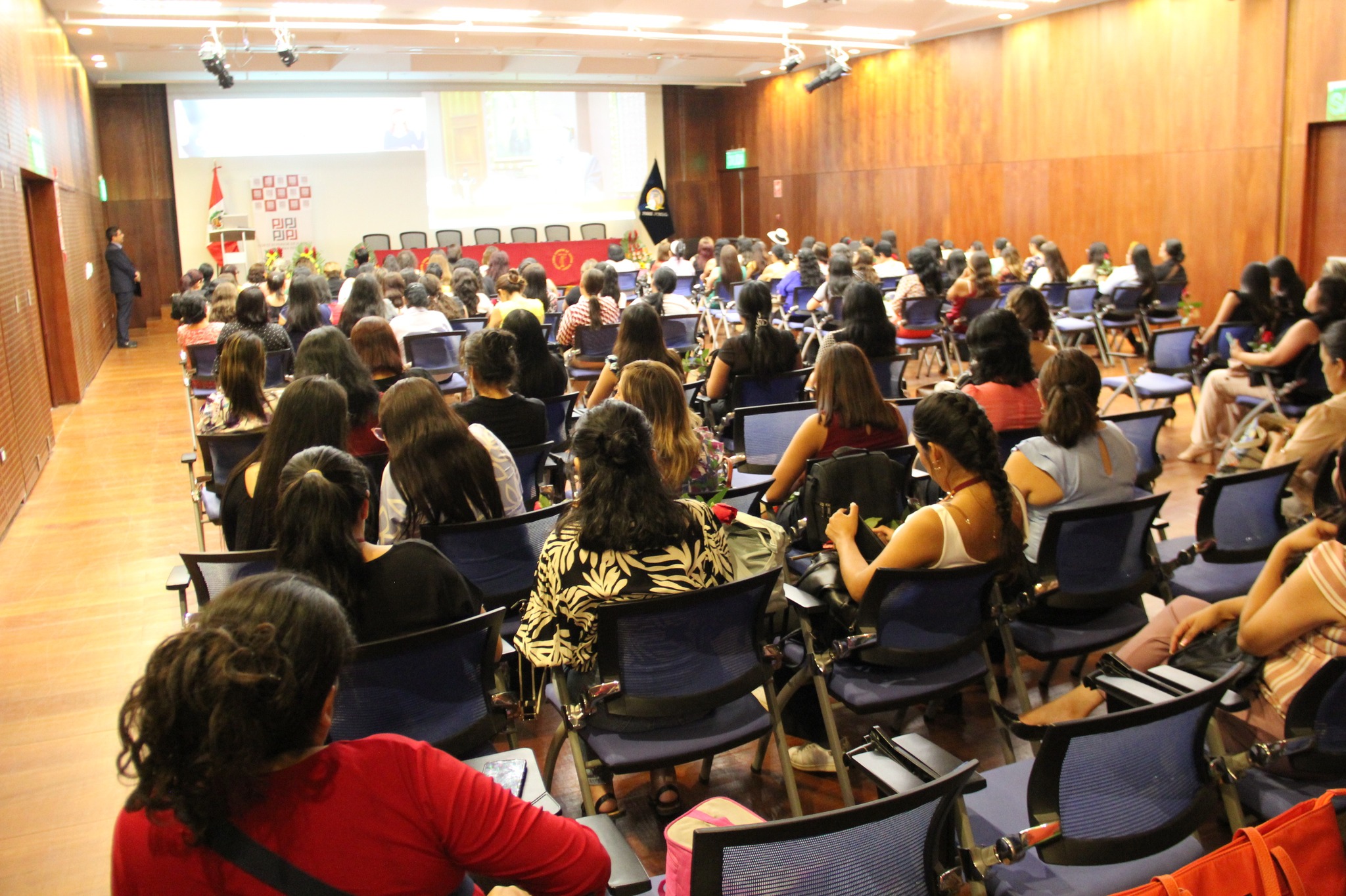 A la conferencia asistieron juezas y servidoras jurisdiccionales que compartieron momentos gratos mediante dinámicas grupales que les permitieron meditar sobre su proyecto de vida. Posterior a la charla se presentaron números artísticos.