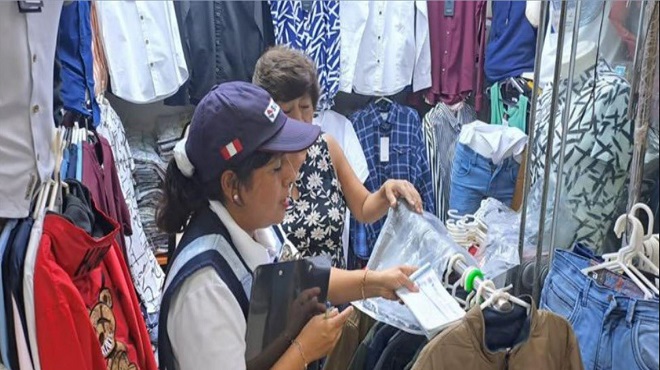 Como parte de esta campaña de formalización, el personal de la SUNAT brindó orientación a más de 1,000 contribuyentes dedicados a la venta de ropa y textiles en la Galería Guizado - Industriales.