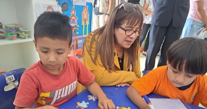 La ministra de Educación, Miriam Ponce, en el marco del buen inicio del año escolar, anunció que por primera vez el gobierno garantiza el cierre de la brecha de plazas docentes a nivel nacional, que estuvo muchos años sin atender.

“Hoy podemos estar gratificados por la creación de plazas, tanto con el proceso de racionalización, como con una nueva asignación del MEF para más de mil plazas adicionales. Hemos logrado 3.502 plazas docentes, número que no se logró sino en la época de pandemia por el traslado de chicos de colegios privados a públicos, pero años anteriores siempre han sido mil o pocas plazas”, explicó la Ministra.

Agregó que además de las 3.502 plazas para docentes, se ha logrado 708 para auxiliares, 20 para directivos y un total de 12.753 bolsas de horas.

“Hemos trabajado con las Direcciones Regionales de Educación y las UGEL sobre el marco del año 2023 para por primera vez garantizar el cierre del 100% de plazas de docentes a nivel nacional”, dijo.

Explicó que esto es el reflejo del compromiso de la presidenta Dina Boluarte con la educación, “pues significa una inversión de más de 151 millones de soles”.

“Además habría que sumarle la creación de plazas que hemos hecho de un total de  1941, que beneficiarán a 30.000 estudiantes, tanto de zona rural como de frontera, con una inversión de 65 millones en el proceso de conversión de instituciones educativas unidocentes a multigrado”, precisó la titular del Minedu.

En ese avance en la educación, Miriam Ponce destacó también que se han creado nuevas plazas para el ciclo 1 de educación inicial, para niños de 12 a 36 meses.

 “Para el programa EduCunas son un total de 669 plazas docentes, 2.145 auxiliares y 219 plazas directivas. Eso demanda una inversión de más de 88 millones de soles”, dijo.

Reafirmó que el crecimiento del número de plazas es una muestra más de interés del gobierno por mejorar la calidad educativa.

Inaugurarán 78 colegios

La ministra reconoció que existe una brecha muy grande que trabajar por el tema de infraestructura, educativa, pero se está avanzando y muestra de ellos es que este año se inaugurarán 78 modernos colegios totalmente implementados y para el inicio del año escolar son 12 los que se están entregando a la comunidad educativa.

“Este lunes, los ministros y viceministros estarán presentes en todas la regiones del país dando inicio al  buen año escolar. Yo hago un llamado a los docentes a que brinden, como siempre lo han hecho, su mejor esfuerzo y juntos trabajemos por formar a las nuevas generaciones que tendrán la responsabilidad de dirigir al país”, dijo finalmente la ministra.