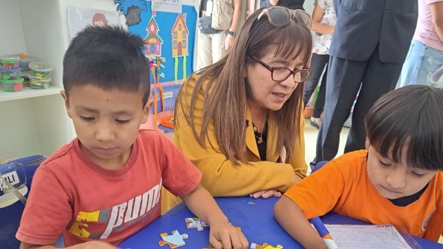 La ministra de Educación, Miriam Ponce, en el marco del buen inicio del año escolar, anunció que por primera vez el gobierno garantiza el cierre de la brecha de plazas docentes a nivel nacional, que estuvo muchos años sin atender.

“Hoy podemos estar gratificados por la creación de plazas, tanto con el proceso de racionalización, como con una nueva asignación del MEF para más de mil plazas adicionales. Hemos logrado 3.502 plazas docentes, número que no se logró sino en la época de pandemia por el traslado de chicos de colegios privados a públicos, pero años anteriores siempre han sido mil o pocas plazas”, explicó la Ministra.

Agregó que además de las 3.502 plazas para docentes, se ha logrado 708 para auxiliares, 20 para directivos y un total de 12.753 bolsas de horas.

“Hemos trabajado con las Direcciones Regionales de Educación y las UGEL sobre el marco del año 2023 para por primera vez garantizar el cierre del 100% de plazas de docentes a nivel nacional”, dijo.

Explicó que esto es el reflejo del compromiso de la presidenta Dina Boluarte con la educación, “pues significa una inversión de más de 151 millones de soles”.

“Además habría que sumarle la creación de plazas que hemos hecho de un total de  1941, que beneficiarán a 30.000 estudiantes, tanto de zona rural como de frontera, con una inversión de 65 millones en el proceso de conversión de instituciones educativas unidocentes a multigrado”, precisó la titular del Minedu.

En ese avance en la educación, Miriam Ponce destacó también que se han creado nuevas plazas para el ciclo 1 de educación inicial, para niños de 12 a 36 meses.

 “Para el programa EduCunas son un total de 669 plazas docentes, 2.145 auxiliares y 219 plazas directivas. Eso demanda una inversión de más de 88 millones de soles”, dijo.

Reafirmó que el crecimiento del número de plazas es una muestra más de interés del gobierno por mejorar la calidad educativa.

Inaugurarán 78 colegios

La ministra reconoció que existe una brecha muy grande que trabajar por el tema de infraestructura, educativa, pero se está avanzando y muestra de ellos es que este año se inaugurarán 78 modernos colegios totalmente implementados y para el inicio del año escolar son 12 los que se están entregando a la comunidad educativa.

“Este lunes, los ministros y viceministros estarán presentes en todas la regiones del país dando inicio al  buen año escolar. Yo hago un llamado a los docentes a que brinden, como siempre lo han hecho, su mejor esfuerzo y juntos trabajemos por formar a las nuevas generaciones que tendrán la responsabilidad de dirigir al país”, dijo finalmente la ministra.