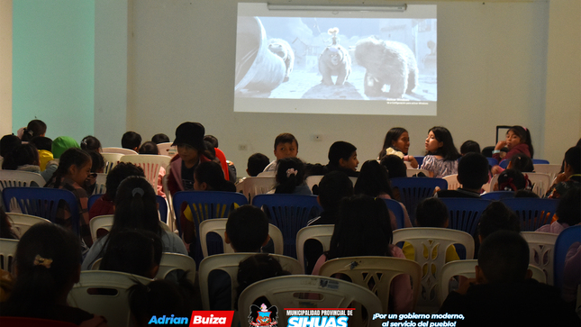 A través de la Oficina de la Defensoría Municipal de la Niña, Niño y Adolescente (Demuna), se organizó la "Tarde de Cine" como parte de las celebraciones por el "Día del Niño Peruano".