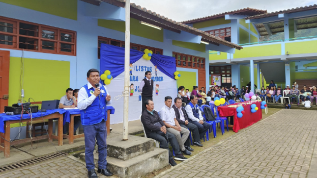 100 % de II.EE. DE LA UGEL HUARMACA INICIARON SUS LABORES ESCOLARES.
Más de 12 mil alumnos de la zona rural y urbana de inicial, primaria y secundaria de la jurisdicción de la UGEL Huarmaca dieron inicio al año escolar 2024.
Desde muy temprano, el director de la UGEL Huarmaca, Edi Mío Suyón conjuntamente con el especialista de la DRE Piura, Cesar Benitez Laureano visitaron las instalaciones de la I.E. Fray Martín de Porres, luego se trasladaron hasta la I.E. N.° 20145 del caserío Tierra Blanca y finalmente llegaron hasta la I.E. Horacio Zevallos Gamez del centro poblado Hintón.
Tras este recorrido, las autoridades en mención saludaron a la comunidad educativa enfatizando el trabajo conjunto que deben realizar entre estudiantes, docentes, directores y padres de familia, encaminados a mejorar la educación de nuestro distrito.