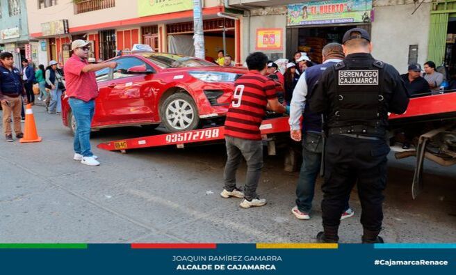 📌La Municipalidad de Cajamarca continúa con la ardua labor de fiscalización con el propósito de erradicar el estacionamiento de vehículos en zonas rígidas y el comercio ambulatorio que invaden la vía pública. 
🗣Edith Chuco Gutiérrez, gerente de Transportes y Seguridad Vial, señaló que en este trabajo de fiscalización en el Sector Pueblo Nuevo, se logró internar varios vehículos al depósito municipal por estar estacionados en zonas rígidas, además de sancionar a conductores que a pesar de haber sido notificados de retirar sus vehículos hicieron caso omiso a las autoridades.
👉Miguel Espinoza, presidente del Sector 05 Pueblo Nuevo, calificó de positiva estas intervenciones puesto que en su sector existen varias calles tomadas por los comerciantes ambulantes y de vehículos que se estacionan en zonas prohibidas que ocasionan accidentes de tránsito y congestionamiento vehicular.