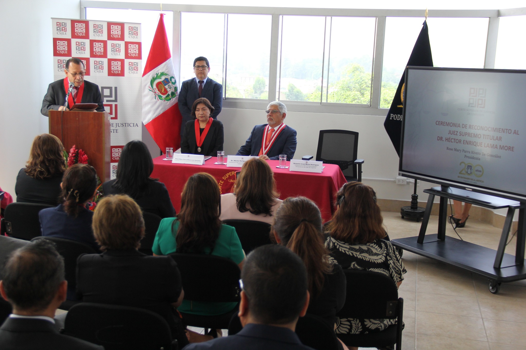 La presidenta de la CSJLE, Rose Mary Parra Rivera de González entregó la placa recordatoria al distinguido magistrado y recordó el trabajo que realizó como presidente de la Corte Superior de Justicia de Lima y también enfatizó los grandes avances que se alcanzó en su gestión como integrante del Consejo Ejecutivo del Poder Judicial.