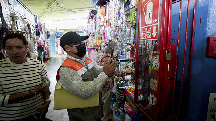 Personal de Gestión del Riesgo de Desastres llegó a centro de abastos Señor de los Milagros y Salaverry.