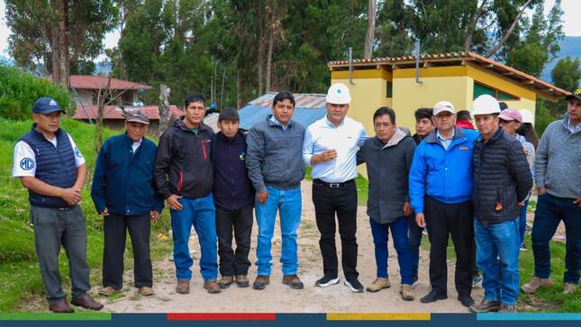 📌El alcalde provincial de Cajamarca, Joaquin Ramírez Gamarra, llegó hasta el caserío de Yun Yun para supervisar la obra de agua y saneamiento que será inaugurada en los próximos días. 
🚰La inversión de esta importante obra es de más de 5 millones de soles y beneficiará a más de 600 familias de 4 caseríos; así lo mencionó Leonidas Chuquimango Chilon, presidente de la Jass YunYun, quien agradeció a la primera autoridad edil por terminar esta importante obra que mejorará la calidad de vida de todos los beneficiarios.