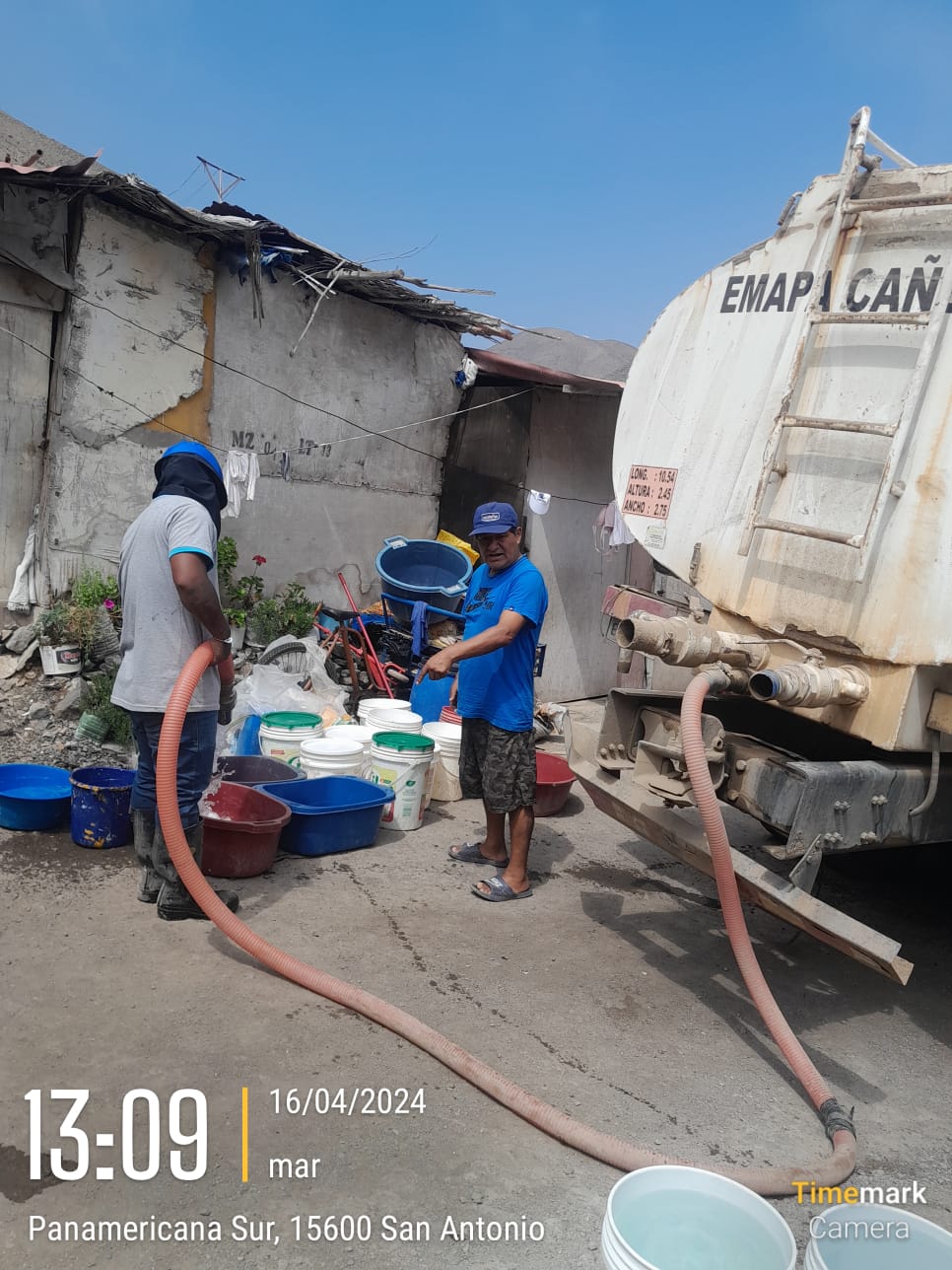 FOTO DE REPARTO DE AGUA A FAMILIAS EN CONDICION DE POBREZA EXTREMA