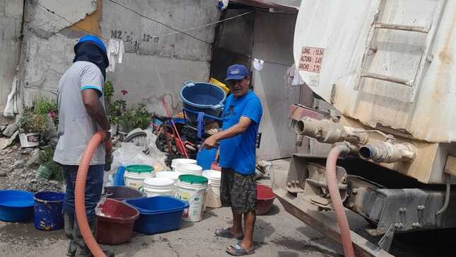 FOTO DE REPARTO DE AGUA A FAMILIAS EN CONDICION DE POBREZA EXTREMA