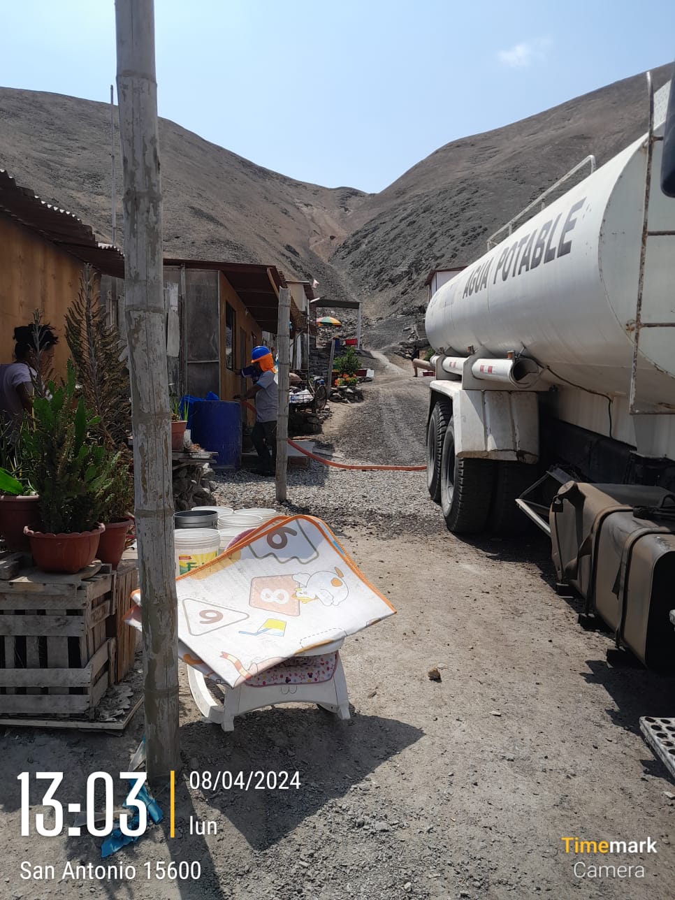 Reparto de agua potable a familias en condición extrema.