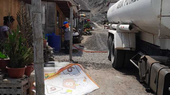 Reparto de agua potable a familias en condición extrema.