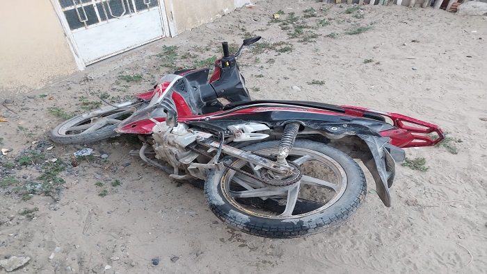 Presuntos delincuentes abandonan motocicleta