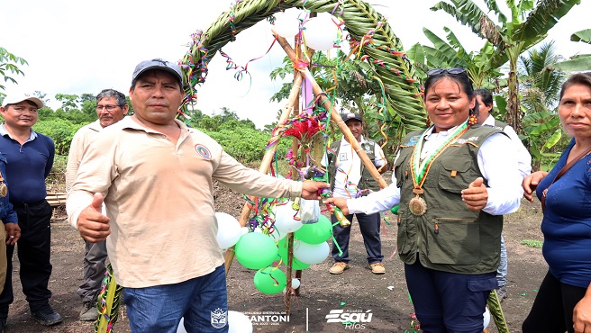 Municipalidad de Megantoni entrega mรณdulos de secado y embarcaciรณn fluvial a productores de Cacao en Kuway