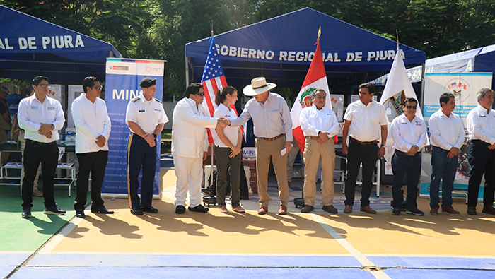 Para fortalecer y brindar una mejor calidad de atención en el sector salud, el Gobierno Regional Piura recibió 3 kits de equipamiento médico y mobiliario por parte del Ministerio de Salud y el grupo consultivo de ayuda militar de los Estados Unidos.