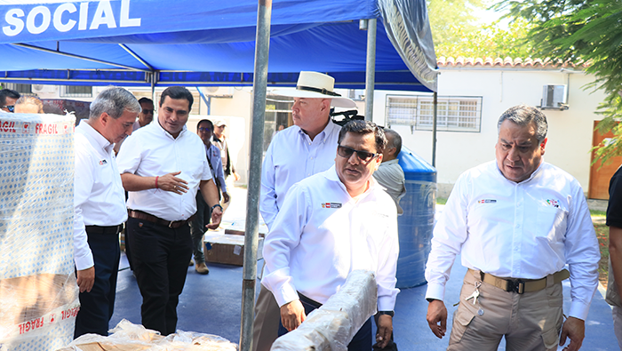 Para fortalecer y brindar una mejor calidad de atención en el sector salud, el Gobierno Regional Piura recibió 3 kits de equipamiento médico y mobiliario por parte del Ministerio de Salud y el grupo consultivo de ayuda militar de los Estados Unidos.