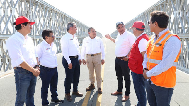 Sechura: Ministros y Gobernador supervisan puentes modulares en laguna La Niña