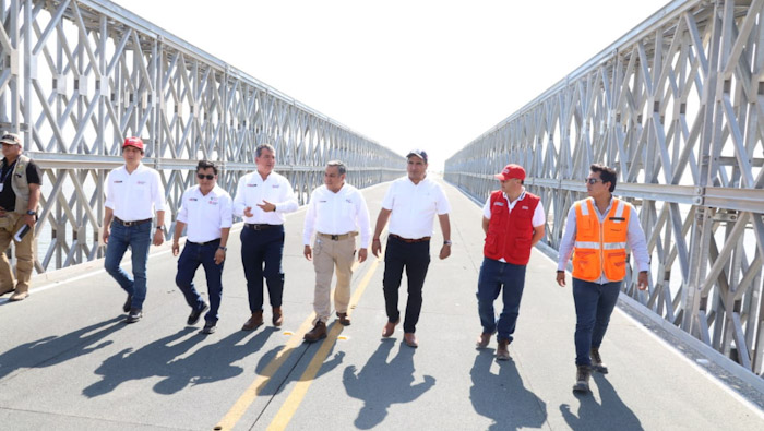 Sechura: Ministros y Gobernador supervisan puentes modulares en laguna La Niña