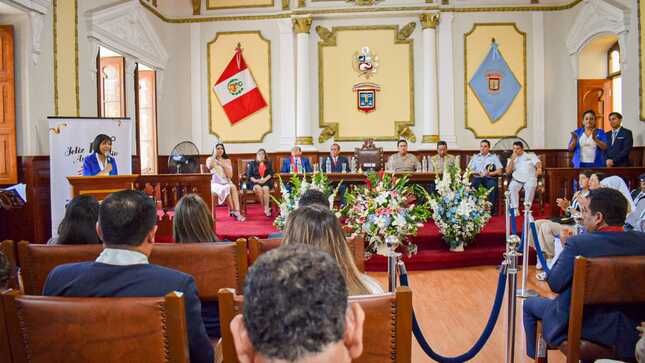 Alcaldesa ofrece su discurso de aniversario en sesión solemne de palacio municipal