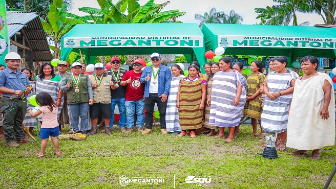 Alcalde Esaรบ rรญos entregรณ bienes y equipos a asociaciรณn de restaurantes en Puerto Huallana