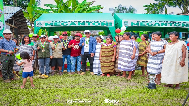 Alcalde Esaú ríos entregó bienes y equipos a asociación de restaurantes en Puerto Huallana