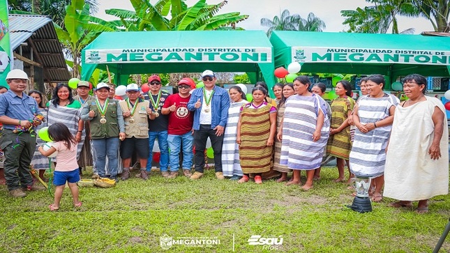 Alcalde Esaú ríos entregó bienes y equipos a asociación de restaurantes en Puerto Huallana