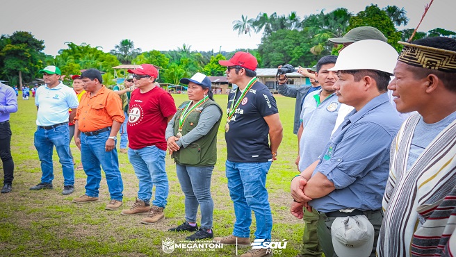 Alcalde Esaรบ rรญos entregรณ bienes y equipos a asociaciรณn de restaurantes en Puerto Huallana