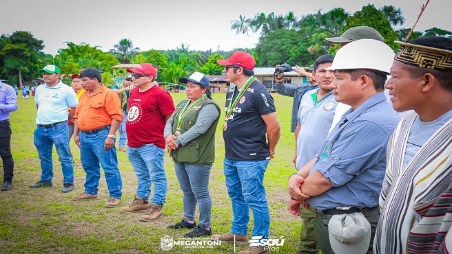 Alcalde Esaú ríos entregó bienes y equipos a asociación de restaurantes en Puerto Huallana