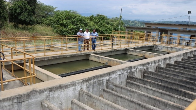 Foto Alcalde de Canoas de Punta Sal visita EMRAPAH agua potable de Arenillas - Ecuador 