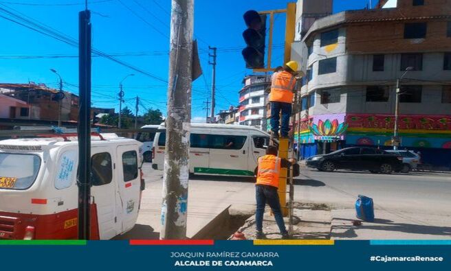 📌Continuando con el compromiso de ordenar el tránsito vehicular en nuestra ciudad, así como reducir los accidentes de tránsito, la gerencia de Transporte y Seguridad Vial de la Municipalidad de Cajamarca viene realizando la limpieza y mantenimiento del sistema de semaforización en la intersección del jirón Ayacucho y Manuel Seoane.
✅El objetivo es mejorar la transitabilidad y seguridad al momento de conducir.