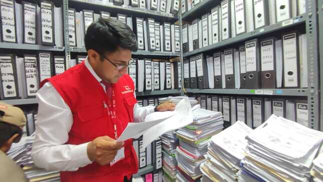 En un operativo de control ejecutado de forma simultánea, la Contraloría General intervino, a las 9 horas de hoy, las sedes de los gobiernos regionales de Ayacucho y Cusco. Equipos de auditores ingresaron y procedieron a recopilar información que permita verificar y fiscalizar la ejecución de la inversión pública en contrataciones, pagos realizados a proveedores, designación de funcionarios, entre otros, en el periodo de enero de 2023 hasta abril de 2024.