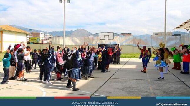 📌La Municipalidad Provincial de Cajamarca realizó una mañana Recreativa en la aldea San Antonio en el marco de las actividades por el Día del Niño Peruano. Este evento, cargado de emoción y algarabía, contó con la participación de niños, niñas y adolescentes provenientes de diversas entidades de nuestra comunidad. A través de juegos dinámicos y creativos, se fomentó el desarrollo integral de los niños, niñas y adolescentes, promoviendo habilidades cognitivas, emocionales y sociales fundamentales para su crecimiento y bienestar. 