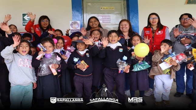 Niños de la escuela del Barrio Bolívar disfrutan de celebración en el marco del Día del Niño en Sapallanga