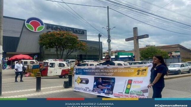 📌La Municipalidad Provincial de Cajamarca, a través de la subgerencia de Salud,  realizó el lanzamiento de la campaña de sensibilización vial, "Si manejo enojado, me vuelvo un conductor descontrolado". Reconociendo la importancia crucial del estado psicológico en la conducción, esta campaña tiene como objetivo destacar cómo las emociones pueden influir en la seguridad al volante.
😁Es bien sabido que conducir en un estado de ira, ansiedad, miedo o tristeza puede desembocar en una actitud peligrosa para la conducción. Estas emociones pueden provocar una falta de concentración, una conducción agresiva e incluso una incapacidad para tomar decisiones correctas en el momento adecuado.
🫱🏻‍🫲🏼Únete a nosotros en esta importante iniciativa para promover una cultura de conducción segura y responsable en nuestra comunidad. Recuerda: un conductor tranquilo es un conductor seguro.