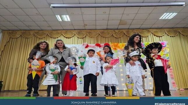 📌En conmemoración del Día del Niño Peruano, la Municipalidad Provincial de Cajamarca, a través de la DEMUNNA se unió a diversas organizaciones para celebrar una tarde llena de talento y alegría en el Colegio de Abogados.
✅Una de las actividades destacadas fue la tarde de talentos, donde participaron nuestros aliados estratégicos del COMUDENNA, incluyendo el CEDIF, Aldea Infantil San Antonio, Programa Educadores de Calle, Asociación Civil Chibolitos, Asociación Unión Down, Asociación Holanda, Aldeas Infantiles SOS, Compartiendo por la Salud Mental, Comisaria de la Familia, Clínica MEDES, Centro de Salud Mental Comunitario Esperanza de Vida, Programa Aurora, y la Tuna Universitaria de la Universidad Nacional de Cajamarca, entre otros.
👨‍👩‍👧‍👦Durante esta emocionante tarde, niños y niñas de nuestra comunidad tuvieron la oportunidad de demostrar y compartir sus habilidades y destrezas, brindando momentos de alegría y entretenimiento para todos los presentes.