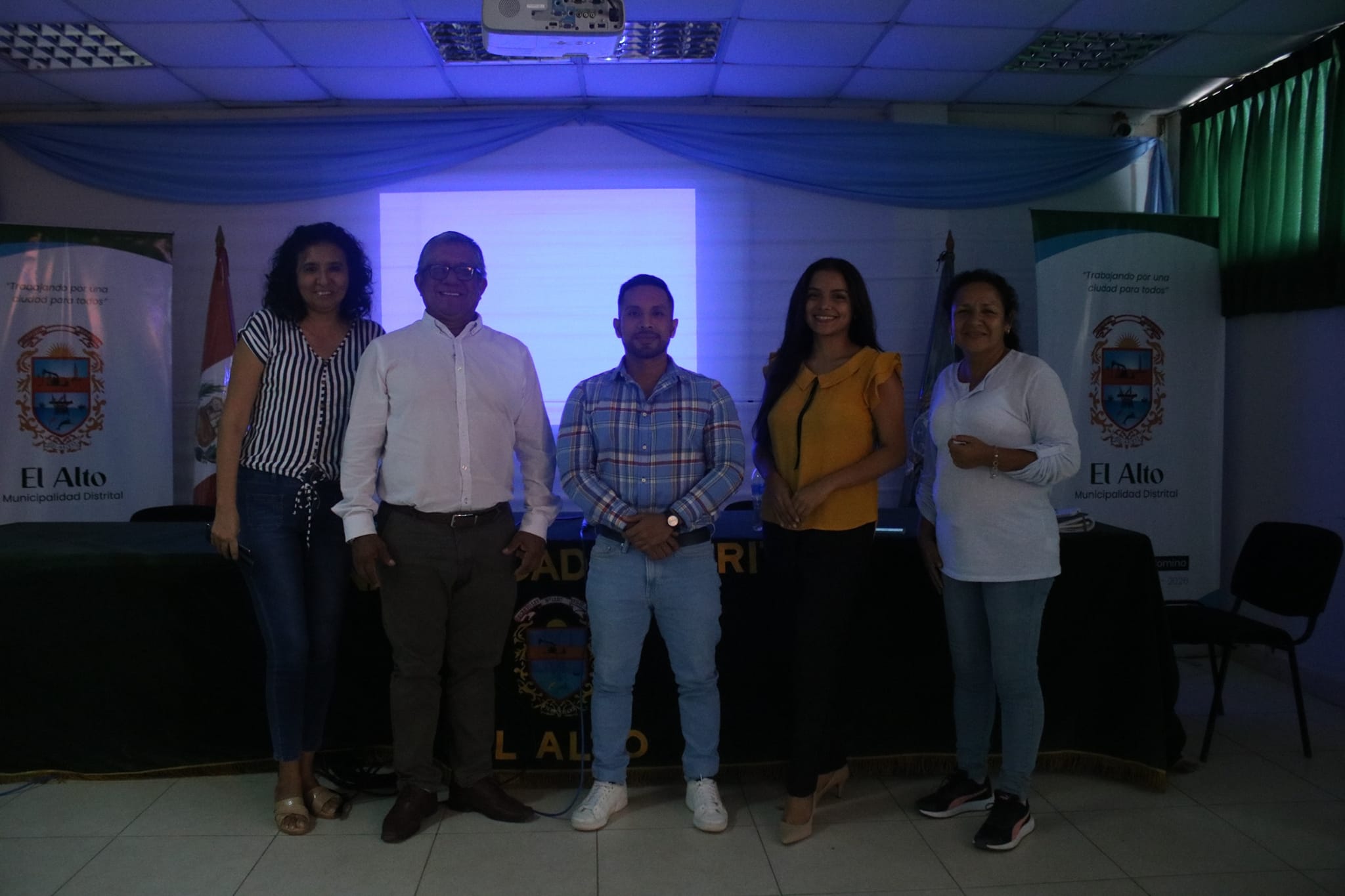 La Municipalidad Distrital de El Alto ha marcado como una prioridad la construcción de la Institución Educativa Inicial N° 142 en Cabo Blanco. Para ello, se ha dado inicio a la elaboración del Estudio de Pre Inversión, llevando a cabo reuniones con los involucrados con el fin de definir el diseño y la distribución del proyecto.
En la presentación del diseño de esta Institución Educativa Inicial en Cabo Blanco estuvieron presentes ciertas autoridades, entre ellas el Director de la UGEL Talara, Hugo Fernando Negreiros Sánchez, el Especialista de Infraestructura y Mantenimiento de la UGEL, Kevin Alama Guzmán, la Directora de la I.E.I. Delly Cristian Deza Córdova, el Ing. Oscar Humberto Castañeda Sevillano y la Econ. Elba Cardoza Valdiviezo.