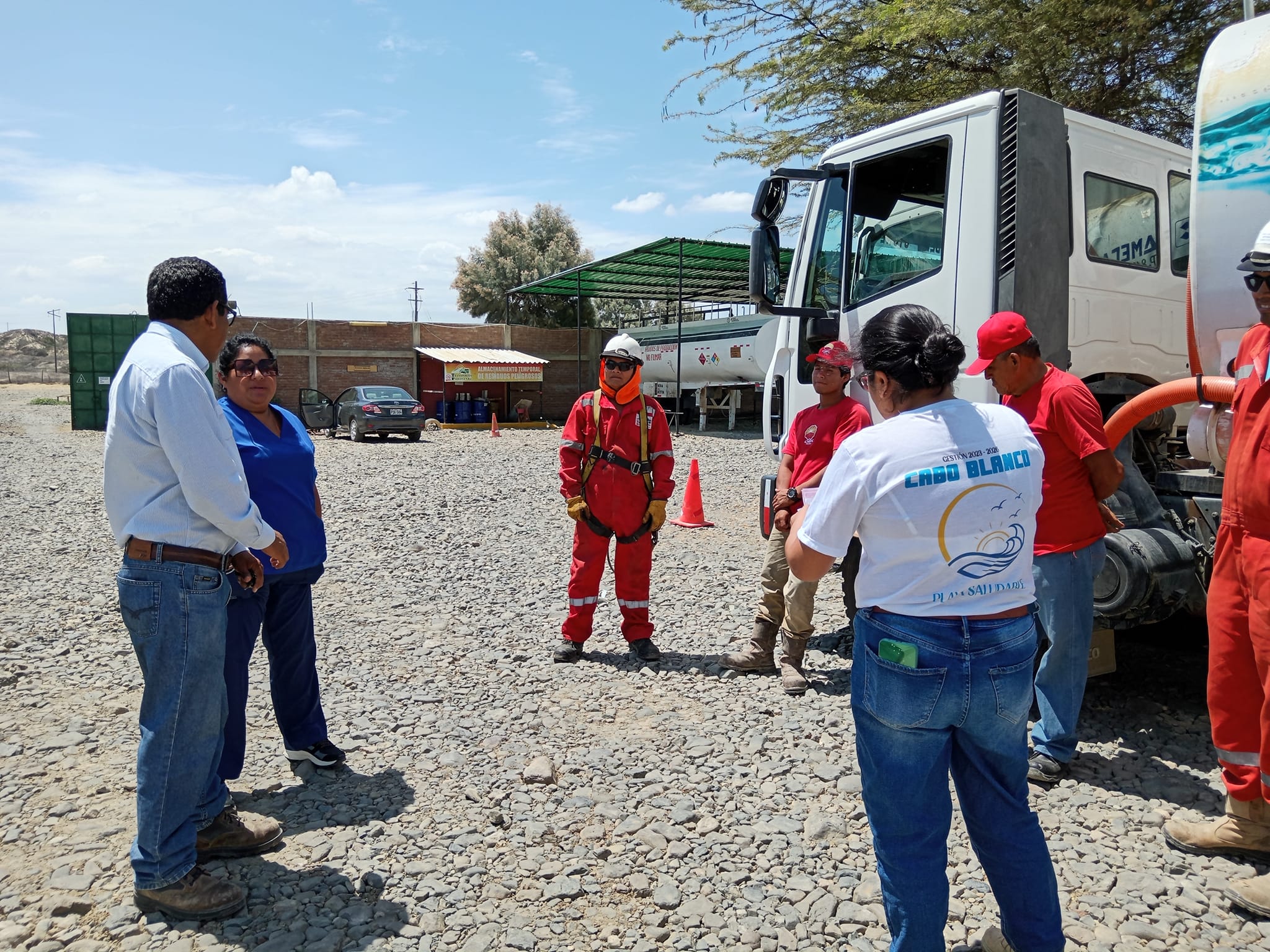 Cumpliendo con el compromiso social asumido, el gobierno local presidido por el alcalde Sr. Reedy Bancayan Palomino conjuntamente con la empresa CNPC, han coincidido en atender urgente la demanda de la población, ante el grave desabastecimiento de agua.
En efecto, tal acuerdo constituye abastecer con agua a diferentes sectores, porque la falta del líquido elemento atenta contra la vida y la salud de los habitantes.
En tal sentido, se realizó la primera entrega de agua con 126,600 galones entre el 23 de marzo al 6 de abril. Este aporte de CNPC, considerablemente es un valor gratificante como parte de su responsabilidad social en nuestro distrito, e igualmente fortalece su labor en el campo social porque contribuye favoreciendo a la población ante la escasez crítica de agua.
Dentro de la programación se realizará una segunda entrega que equivale a 50,400 galones y que se repartirá entre el 7 al 12 de abril. De esta manera, se viene cumpliendo con el apoyo de la empresa matriz para beneficio de nuestra comunidad.