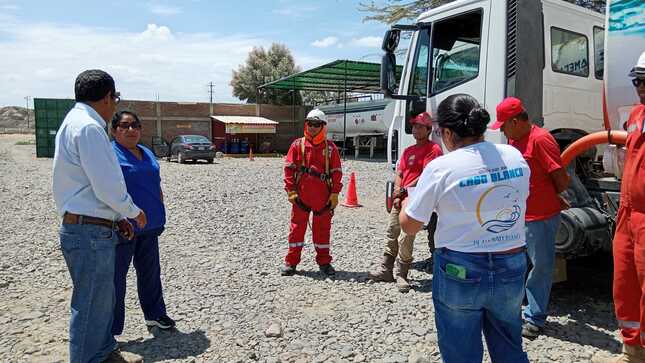 Cumpliendo con el compromiso social asumido, el gobierno local presidido por el alcalde Sr. Reedy Bancayan Palomino conjuntamente con la empresa CNPC, han coincidido en atender urgente la demanda de la población, ante el grave desabastecimiento de agua.
En efecto, tal acuerdo constituye abastecer con agua a diferentes sectores, porque la falta del líquido elemento atenta contra la vida y la salud de los habitantes.
En tal sentido, se realizó la primera entrega de agua con 126,600 galones entre el 23 de marzo al 6 de abril. Este aporte de CNPC, considerablemente es un valor gratificante como parte de su responsabilidad social en nuestro distrito, e igualmente fortalece su labor en el campo social porque contribuye favoreciendo a la población ante la escasez crítica de agua.
Dentro de la programación se realizará una segunda entrega que equivale a 50,400 galones y que se repartirá entre el 7 al 12 de abril. De esta manera, se viene cumpliendo con el apoyo de la empresa matriz para beneficio de nuestra comunidad.