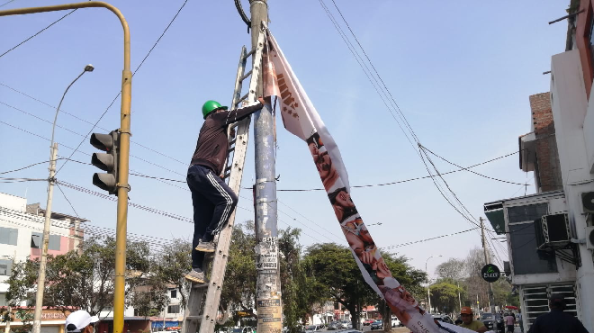 Retiraron letreros y pasacalles instalados en postes de Trujillo