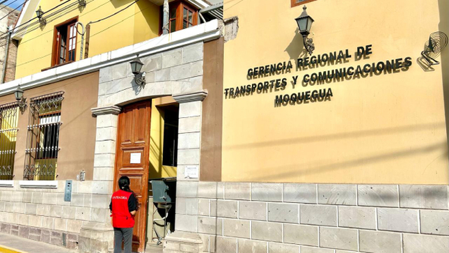 La Contraloría General de la República identificó presunta responsabilidad penal y administrativa funcional (PAS) en tres ex servidores de la Dirección Regional de Transportes y Comunicaciones, debido a las irregularidades detectadas durante la fase de selección del concurso público que condujo a la suscripción del contrato de S/ 3 4798 019 para el servicio de Mantenimiento periódico de la carretera departamental MO-107: EMP.PE-36 A (Moquegua) – Campo de aterrizaje – LD. Tacna (TA-100 a QDA Honda).