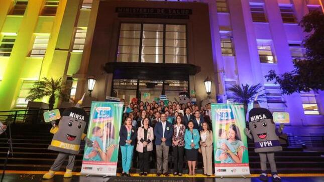 Minsa ilumina su frontis para conmemorar Semana de Vacunación en las Américas 