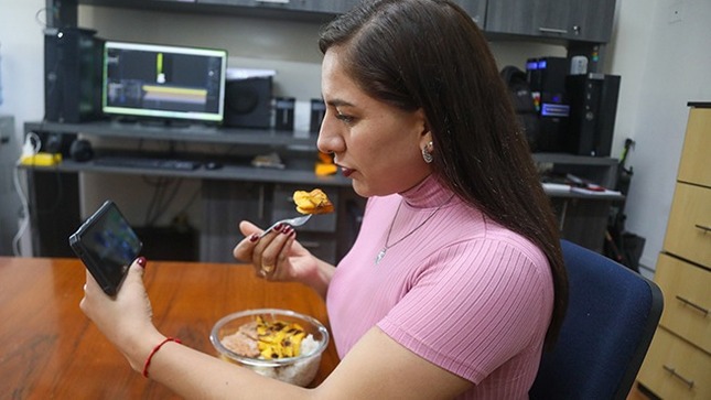 Mirar el celular mientras comemos no es beneficioso para la salud