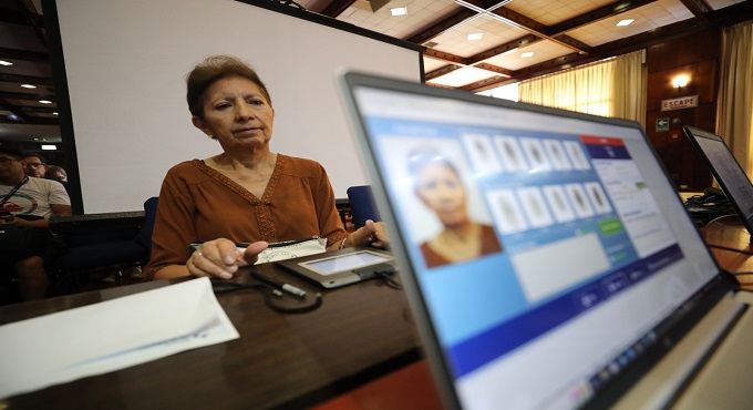 EsSalud continúa campaña para que médicos y obstetras usen el Documento Nacional de Identidad electrónico y puedan usar firma digital
