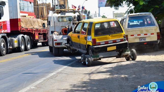 OPERATIVO DE VEHICULOS EN ESTADO DE ABANDONO EN LA VIA PUBLICA 